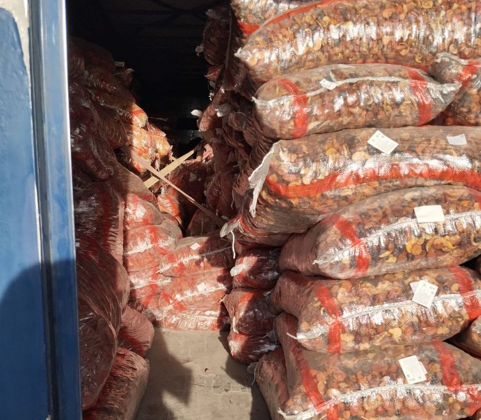 В Саратовскую область пытались завезти подозрительные сухофрукты и приправы